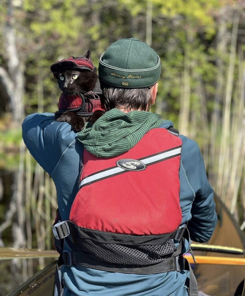 Kerry Litza (@blackcattrails) canoes with his cat.